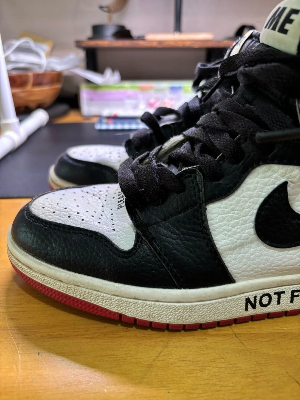 NIKE AIR JORDAN 1 YOUTH SNEAKERS.